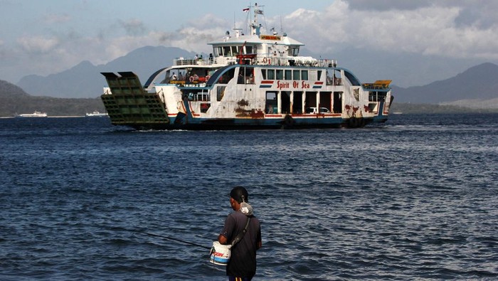 Kapal feri melintas di Selat Bali, Jawa Timur, Minggu (30/7/2023). PT ASDP Indonesia Ferry (Persero) akan menerapkan penyesuaian tarif angkutan pada 29 lintasan penyeberangan di seluruh Indonesia mulai 3 Agustus 2023 dan penyesuaian tarif itu untuk meningkatkan pelayanan, menjaga kelangsungan industri angkutan dan peningkatan daya saing dengan moda transportasi lainnya. ANTARA FOTO/Didik Suhartono/nz