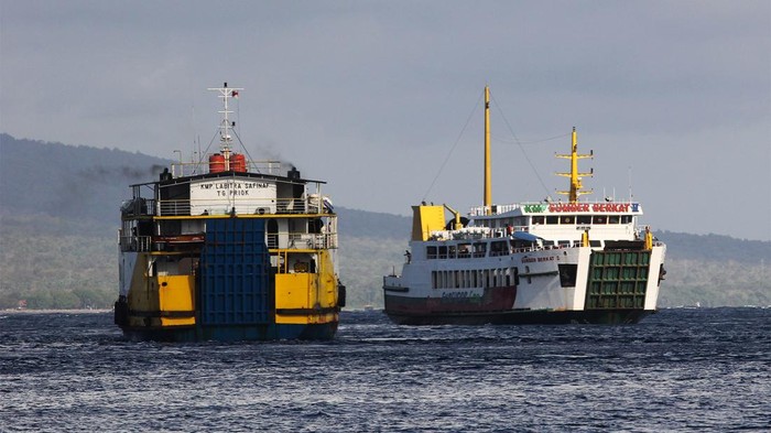 Tarif Penyeberangan ASDP Kelas Ekonomi Naik 5% Mulai 3 Agustus Kapal feri melintas di Selat Bali, Jawa Timur, Minggu (30/7/2023). PT ASDP Indonesia Ferry (Persero) akan menerapkan penyesuaian tarif angkutan pada 29 lintasan penyeberangan di seluruh Indonesia mulai 3 Agustus 2023 dan penyesuaian tarif itu untuk meningkatkan pelayanan, menjaga kelangsungan industri angkutan dan peningkatan daya saing dengan moda transportasi lainnya. ANTARA FOTO/Didik Suhartono/nz