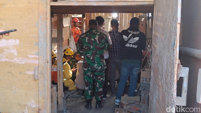 Tim SAR gabungan bersama keluarga berdoa bersama di sekitar TKP 8 penambang terjebak di Banyumas, Minggu (30/7/2023).