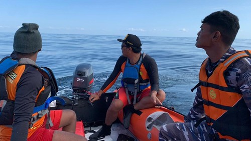 Tim SAR Gabungan saat melakukan pencarian Muhammad Abdul, nelayan yang hilang dari perahunya saat melaut di perairan Desa Wolokoli, Kecamatan Bola, Kabupaten Sikka, NTT.
