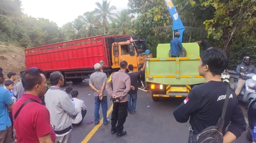Truk bermuatan 23 ton besi beton mogok dalam posisi melintang di tikungan Petengahan, Desa Lalanglinggah, Selemadeg Barat, Tabanan, Bali, Minggu (30/7/2023). Akibatnya, arus lalu lintas di jalur Denpasar-Gilimanuk tersendat. (Foto: Istimewa)
