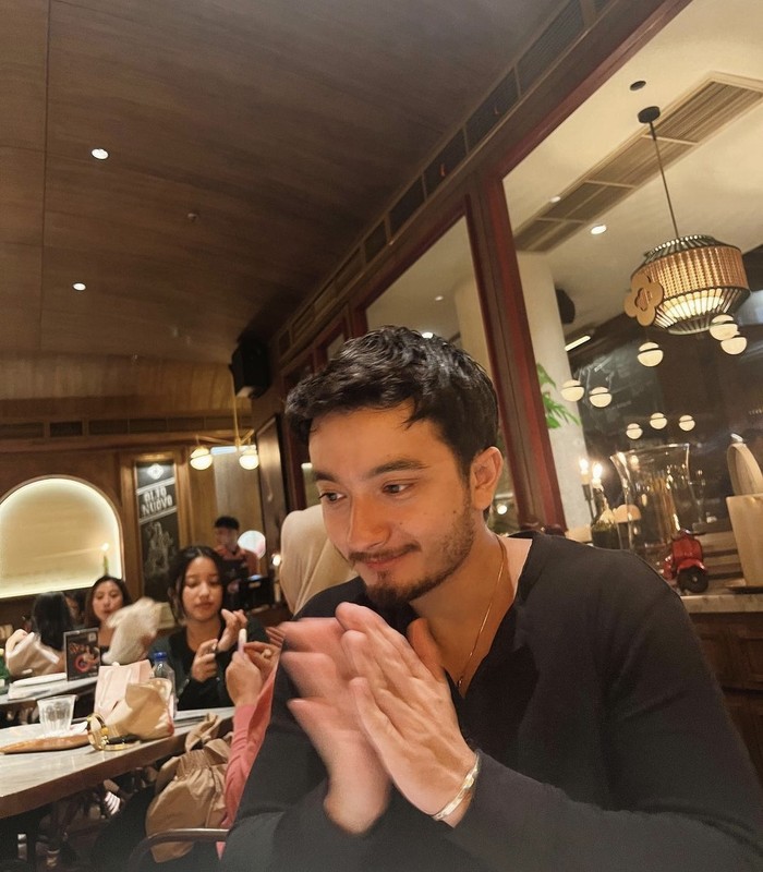 Ulang Tahun ke-23, Bryan Domani Rayakan di Restoran hingga Dapat Satu Set Pisau Ulang Tahun ke-23, Bryan Domani Rayakan di Restoran hingga Dapat Satu Set Pisau
