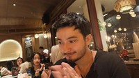 Dalam merayakan ulang tahunnya, aktor blasteran ini pun sempat makan-makan di restoran bersama kerabat dekatnya. Foto: Instagram @bryandomani_bd_