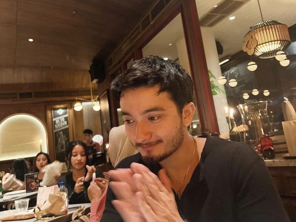 Ulang Tahun, Bryan Domani Rayakan di Restoran hingga Dapat Satu Set Pisau