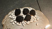 Tahun lalu, aktor yang sempat dipertanyakan agamanya ini juga merayakan ulang tahun di restoran mewah. Ia mendapat kue unik terdiri dari truffle. Gimana ya rasanya? Foto: Instagram @bryandomani_bd_