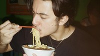 Meskipun blasteran, tetapi Bryan Domani suka makanan Indonesia. Kali ini ia sempat menikmati semangkuk mie ayam tradisional di Jogjakarta. Foto: Instagram @bryandomani_bd_