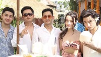 Bersama sang adik, Megan Domani, aktor Indonesia itu terlihat menikmati kelapa muda segar. Foto: Instagram @bryandomani_bd_