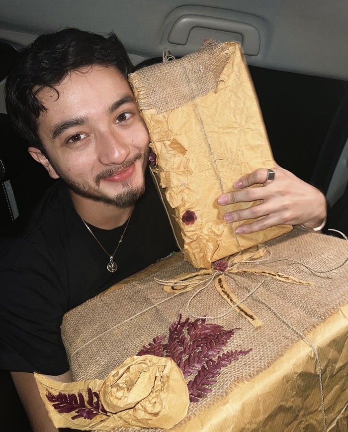 Ulang Tahun ke-23, Bryan Domani Rayakan di Restoran hingga Dapat Satu Set Pisau