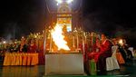 Umat Buddha Berbagai Daerah Ritual Persembahan Api di Borobudur