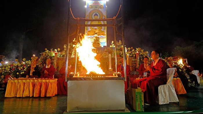 Sejumlah umat Buddha melaksanakan Pradaksina (berjalan mengelilingi candi) saat ritual Apihoma Tantrayana Zhenfozong Borobudur 2023  di pelataran candi Borobudur, Magelang, Jawa Tengah, Sabtu (29/7/2023). Upacara yang diikuti ribuan umat Buddha dari berbagai daerah di Indonesia tersebut merupakan ritual persembahan melalui media api sebagai upaya spiritualita membersihkan diri. ANTARA FOTO/Anis Efizudin/YU
