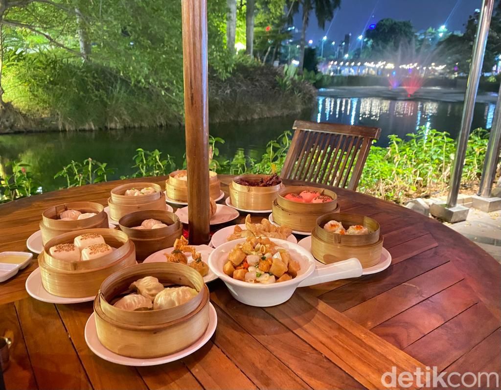 Yummy! Makan Puluhan Dimsum Sepuasnya di Senayan dengan Pemandangan Danau