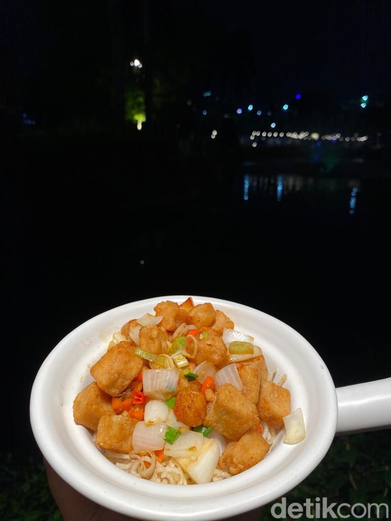 Yummy! Makan Puluhan Dimsum Sepuasnya di Senayan dengan Pemandangan Danau