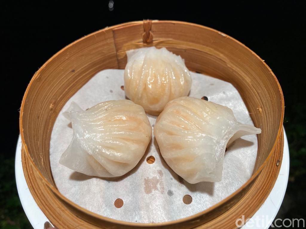 Yummy! Makan Puluhan Dimsum Sepuasnya di Senayan dengan Pemandangan Danau