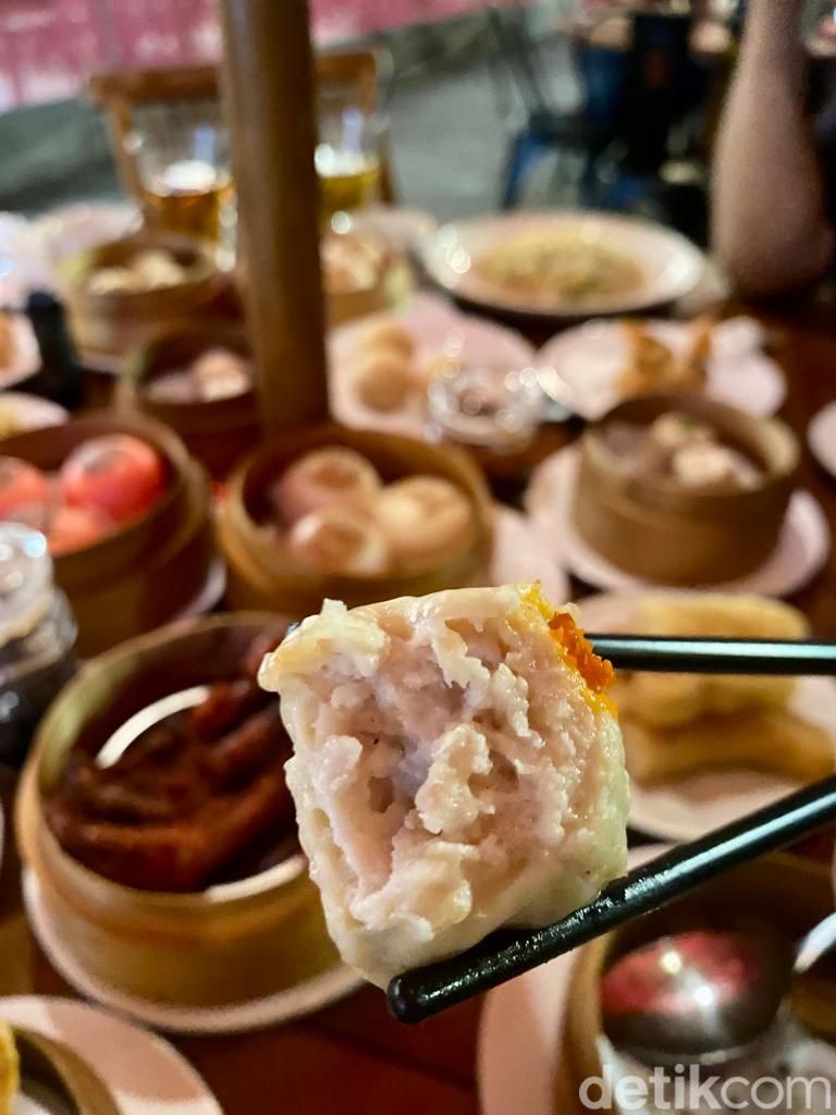 Yummy! Makan Puluhan Dimsum Sepuasnya di Senayan dengan Pemandangan Danau