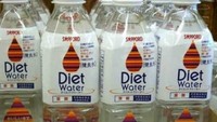 Air mineral terkenal memiliki nol kalori sehingga baik untuk diet. Namun di Jepang, ada produk air mineral khusus untuk diet yang disebut ‘diet water’. Foto: Pool/BoredPanda/BuzzFeed