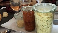 Tampilan makanan di restoran semakin aneh. Menu spaghetti disajikan di dalam stoples dan saus bolognese.  Foto: Pool/BoredPanda/BuzzFeed