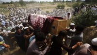 Kerabat dan pelayat memakamkan korban tewas akibat ledakan bom bunuh diri di distrik Bajur, Khyber Pakhtunkhwa, Pakistan, Senin (31/7/2023). AP Photo/Mohammad Sajjad.  