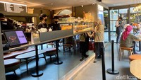 Kalau mau makan di tempat, kamu bisa pesan dari tempat duduk atau langsung ke kasir. Di area ini, kamu bisa melihat deretan pastry yang menggugah selera.