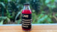Selain kopi, ada jus botolan (Rp 65 ribu). Kami mencicipi jus nomor 4 yang terdiri dari stroberi, semangka, buah naga, dan lemon. 