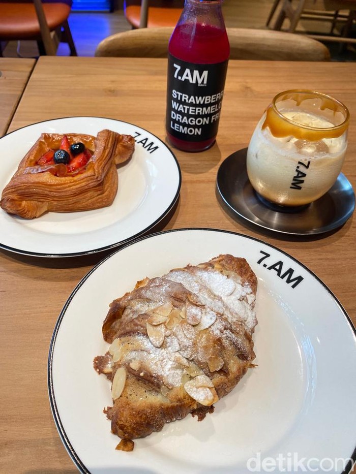 7.AM Bakers: Panini Chicken Chimichurri dan Croissant Almond Buatan Bakery Bali 7.AM Bakers: Panini Chicken Chimichurri dan Croissant Almond Buatan Bakery Bali