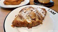 Croissant almond (Rp 42 ribu) jadi favorit. Ukurannya cukup besar dengan topping almond dan bubuk gula halus. 