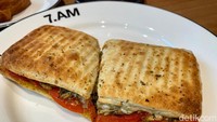 Dari kategori sandwich, 7.AM Bakers punya panini dengan roti ciabatta. Chicken Chimichurri (Rp 85 ribu) layak dicoba.