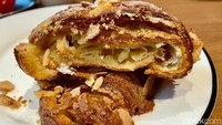 Rasa manis croissant almond di sini cukup kuat dengan sedikit jejak rasa gurih buttery dari adonan croissant yang tak kena almond paste. Tektsurnya sendiri cenderung empuk dan agak basah.