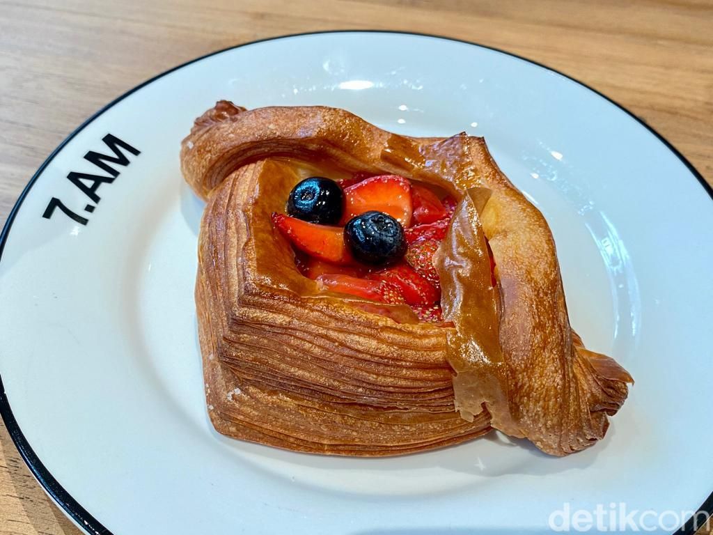 7.AM Bakers: Panini Chicken Chimichurri dan Croissant Almond Buatan Bakery Bali