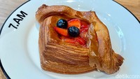 Mau yang menyegarkan? Coba cicipi Danish Berries (Rp 38 ribu) yang diberi opping buah stroberi dan blueberry segar yang asam enak. 