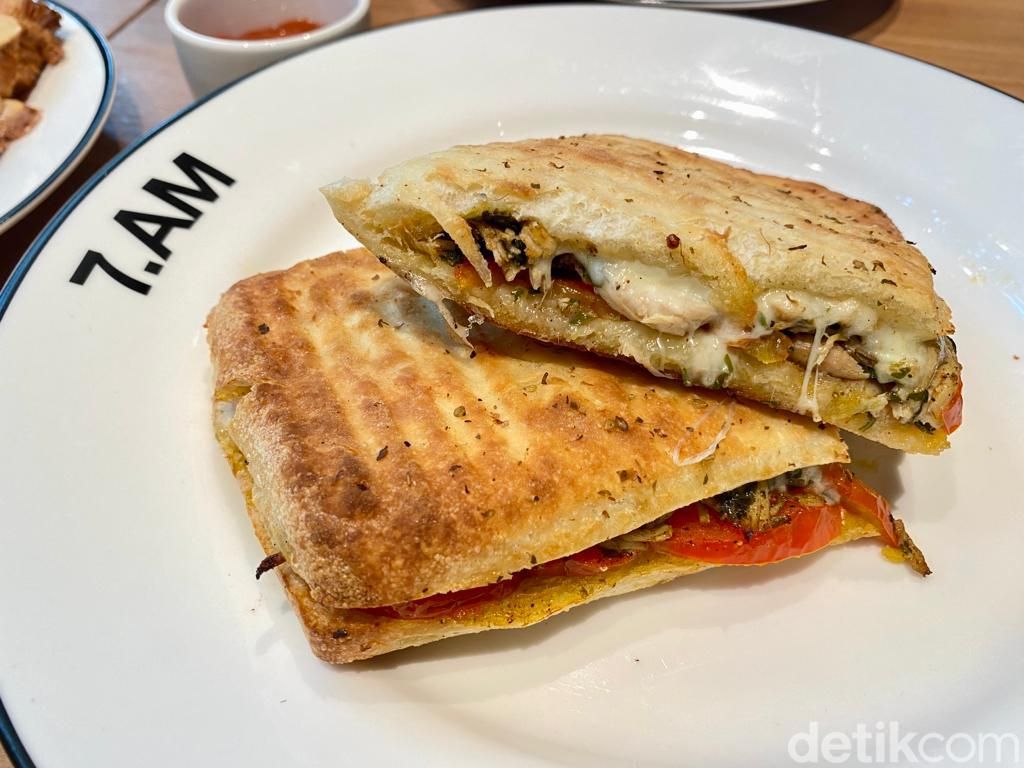 7.AM Bakers: Panini Chicken Chimichurri dan Croissant Almond Buatan Bakery Bali