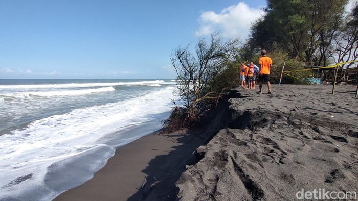 Abrasi di Pantai Trisik, Kulon Progo, DIY, Senin (31/7/2023).