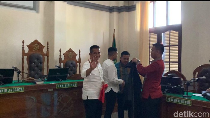 AKBP Achiruddin melambaikan tangan ke arah jurnalis lalu mengeluarkan kata-kata sindiran.