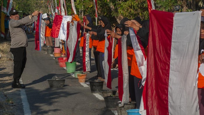 Aksi mencuci Bendera Merah Putih di Boyolali Sejumlah warga membawa tulisan dan Bendera Merah Putih yang akan dicuci bersama di Tegalgiri, Nogosari, Boyolali, Jawa Tengah, Senin (31/7/2023). Aksi mencuci Bendera Merah Putih bersama yang dilakukan warga setempat itu bertujuan untuk menanamkan rasa cinta terhadap Negara Kesatuan Republik Indonesia terutama generasi muda serta menyambut HUT ke-78 Kemerdekaan RI. ANTARA FOTO/Aloysius Jarot Nugroho/tom.