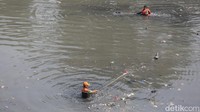 Para petugas menyisir setiap sampah yang ada di aliran tersebut.  
