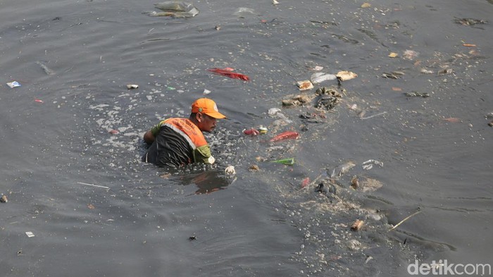Aksi PPSU Bersihkan Aliran BKT Petugas PPSU membersihkan sampah yang ada dialiran Banjir Kanal Timur di Cipinang Besar Selatan, Jakarta Timur. Senin (31/7/2023). Tampak mereka mengunakan pelampung dalam membersihkan sampah yang ada di aliran banjir kanal timur.