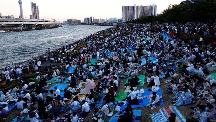 Antusias Jutaan Orang Lihat Festival Kembang Api Terbesar di Tokyo People watch fireworks celebrating the summer season at Sumidagawa fireworks festival in Tokyo, Japan, July 29, 2023. The fireworks festival returned for the first time in four years following the lift of COVID-19 restrictions. REUTERS/Kim Kyung-Hoon