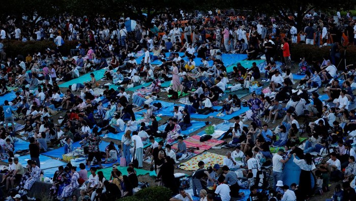 Antusias Jutaan Orang Lihat Festival Kembang Api Terbesar di Tokyo People watch fireworks celebrating the summer season at Sumidagawa fireworks festival in Tokyo, Japan, July 29, 2023. The fireworks festival returned for the first time in four years following the lift of COVID-19 restrictions. REUTERS/Kim Kyung-Hoon