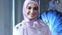 Shireen Sungkar beruntung hanya mengalami luka lebam setelah mobil yang dikendarainya ringsek usai menabrak angkutan kota yang berhenti mendadak. Foto: Mohammad Abduh/detikcom