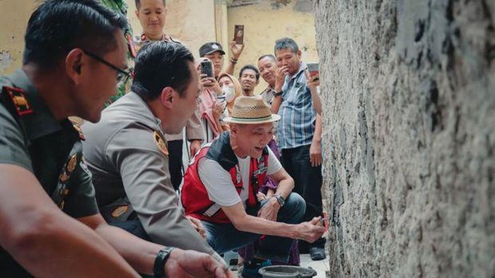 Jusuf Hamka dari Yayasan Kere Relasi Nusantara (Keren) dan Kepala Polres Jakarta Selatan menembok rumah Nenek Maysun