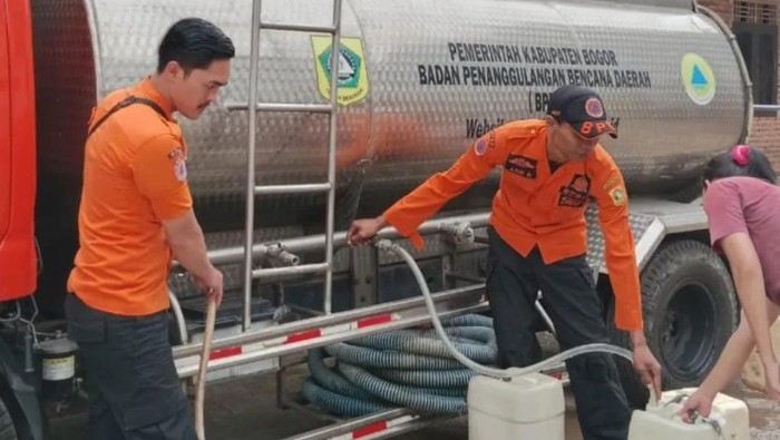 BPBD Bogor salurkan air bersih ke warga Jasinga, Bogor