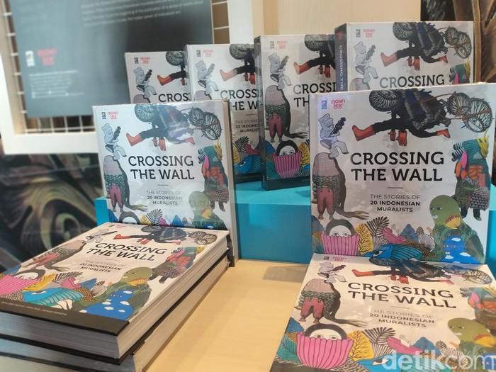 Buku Crossing the Wall