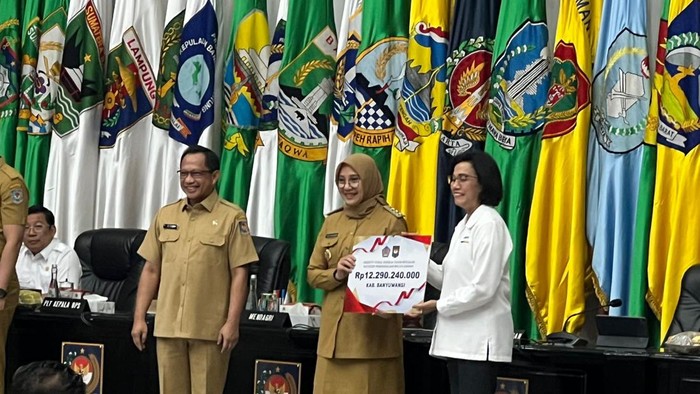 Bupati Banyuwangi Ipuk Fiestiandani menerima dana fiskal kinerja dari Menkeu Sri Mulyani.