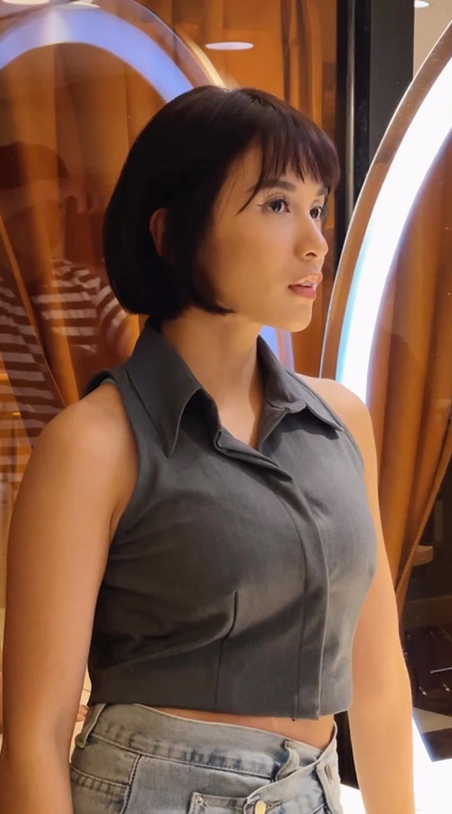 Chelsea Olivia tak hanya melepas gigi gingsul tapi juga tampil lebih muda dengan potongan rambut pendek. Foto: Instagram @chelseaoliviaa