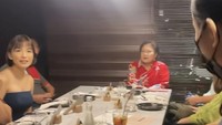 Salah satu hidangan yang dinikmati Chelsea Olivia dan keluarganya adalah berbagai macam jenis steak. Foto: Instagram @chelseaoliviaa