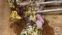 Menariknya, salah satu hidangan steak yang dipesan Chelsea Olivia adalah steak berlapis emas. Kira-kira gimana ya rasanya? Foto: Instagram @chelseaoliviaa
