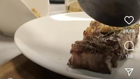 Selain itu, ada juga hidangan steak yang setelah dipanggang, harus disiram dengan butter meleleh dulu. Sepertinya enak ya. Foto: Instagram @chelseaoliviaa