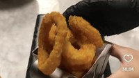 Sebagai camilan, istri Glenn Alinskie itu juga memesan hidangan onion ring yang tampaknya digoreng dengan kematangan sempurna. Foto: Instagram @chelseaoliviaa