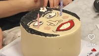 Tidak lupa, momen ulang tahun artis kelahiran 1992 itu juga dimeriahkan dengan kue ulang tahun yang punya desain unik seperti ini. Foto: Instagram @chelseaoliviaa