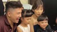 Chelsea Olivia dan keluarga kecilnya terlihat sangat bahagia meniup kue ulang tahun tersebut. Foto: Instagram @chelseaoliviaa