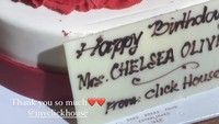Chelsea Olivia juga sempat mendapat kue ulang tahun dengan desain warna merah putih dari Click House. Foto: Instagram @chelseaoliviaa